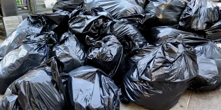 Lixo em Niterói preocupa moradores